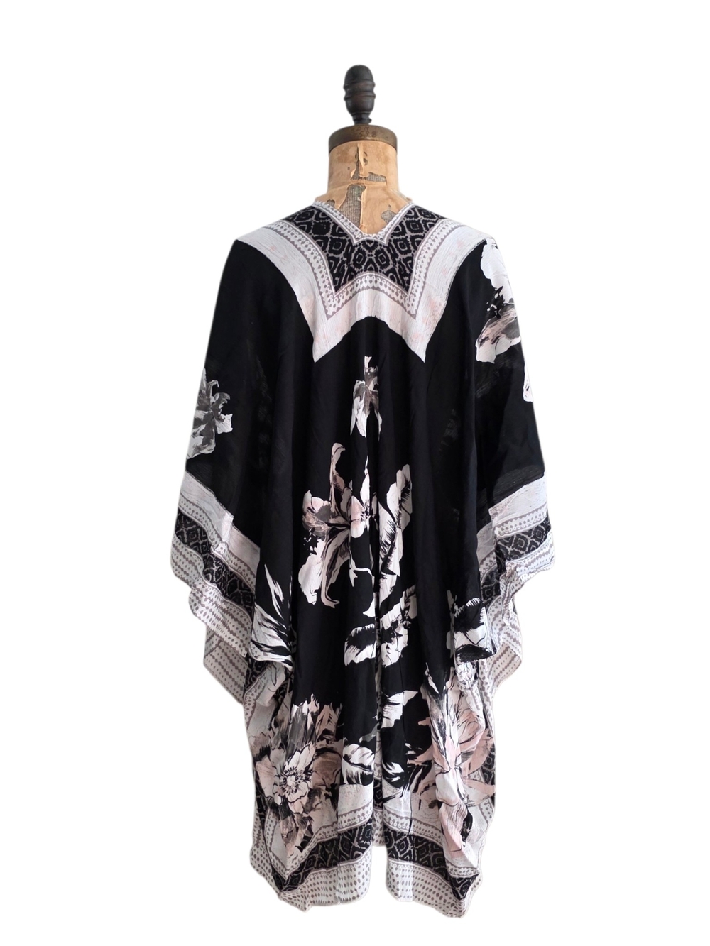 Vince Camuto Tropical Blooms Ruana Kimono Cover Up Black Floral One Size NWT - Picture 4 of 5